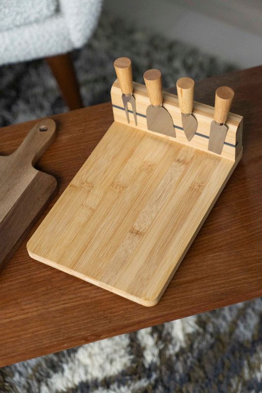 Ostbricka med knivar – Bambu