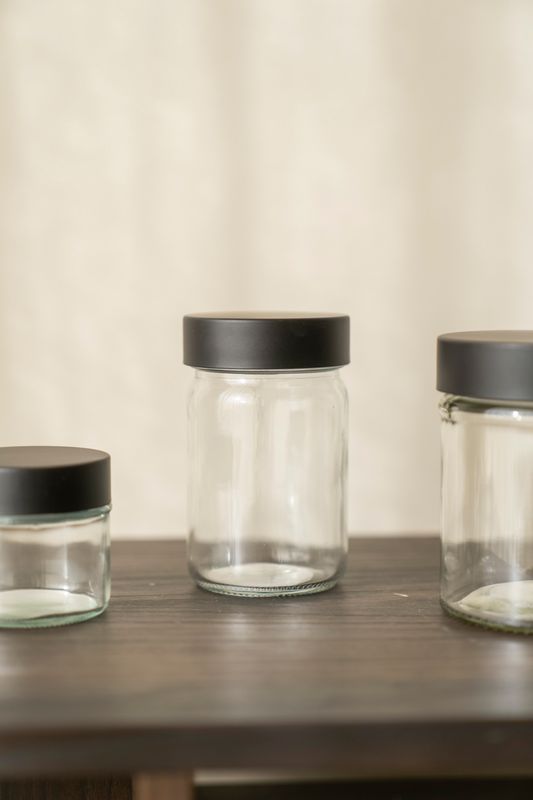 Burk med svart lock 250ml