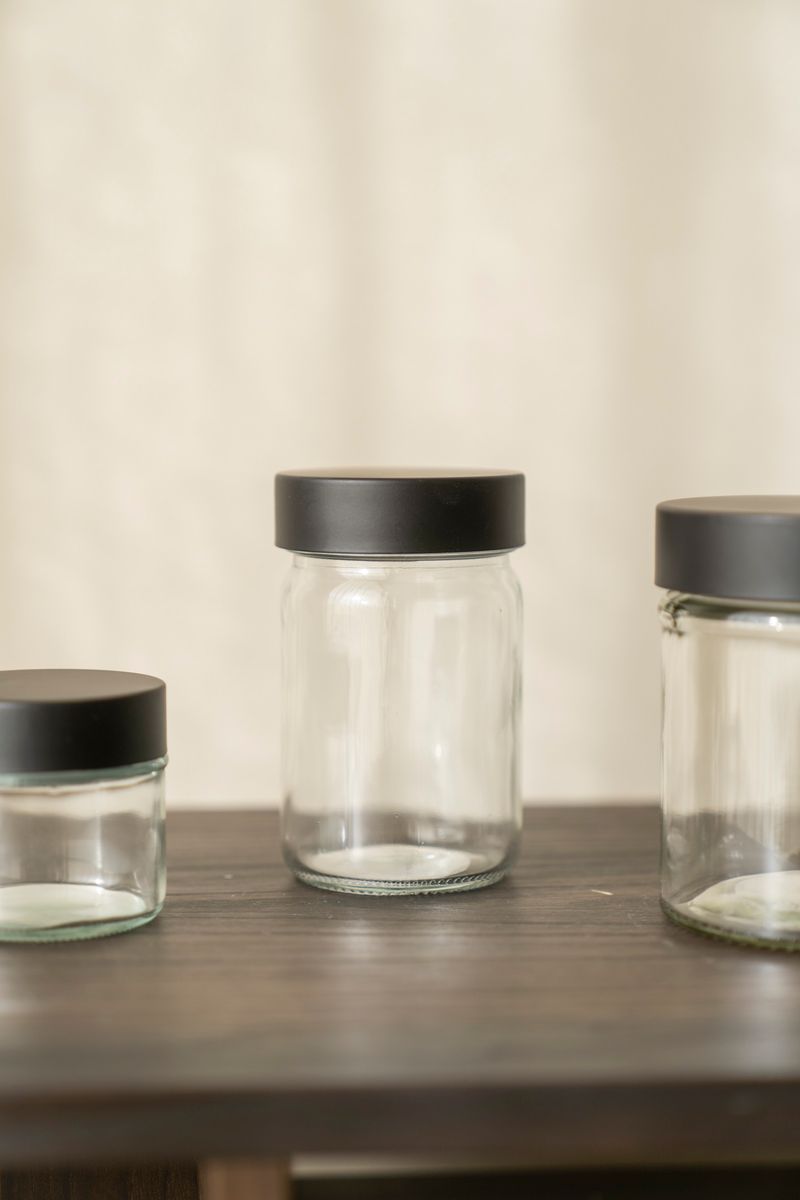 Burk med svart lock 250ml