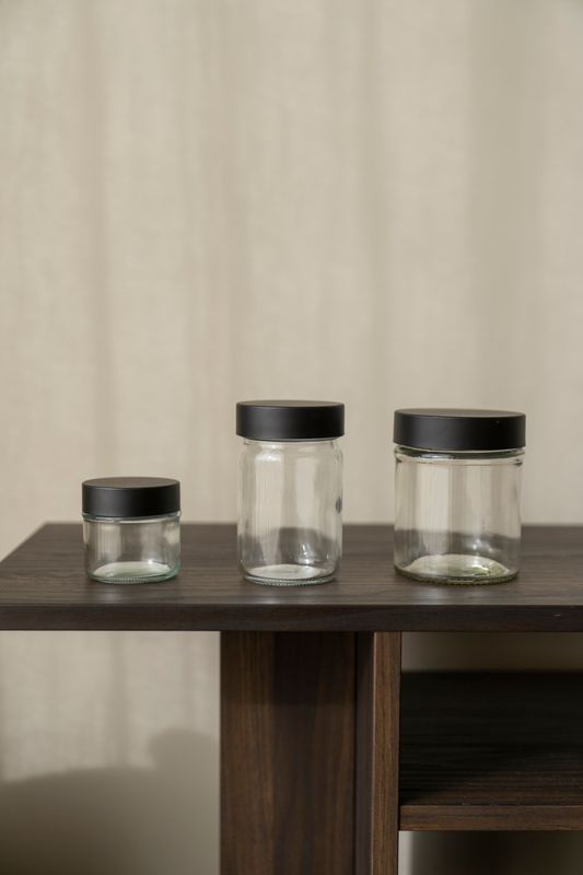 Burk med svart lock 80ml