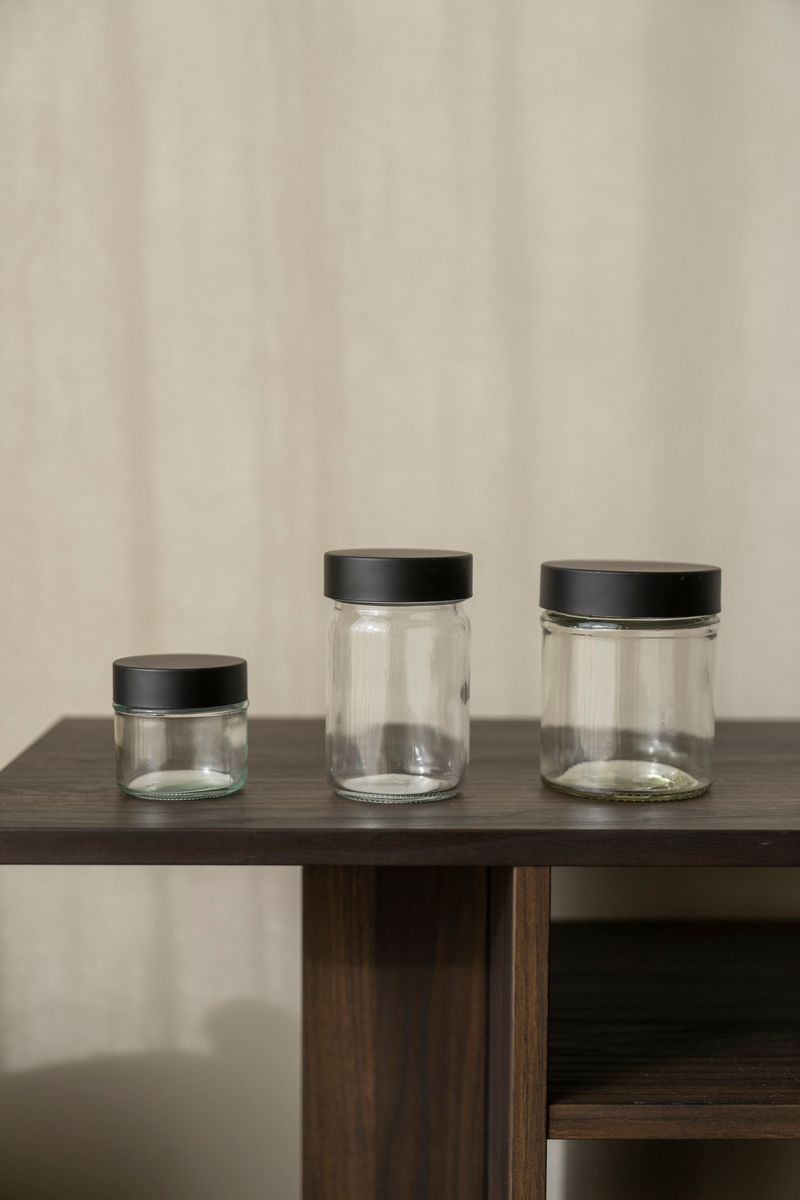 Burk med svart lock 80ml