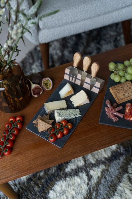 Hovedbilde Ostbricka – Skiffer med tre knivar